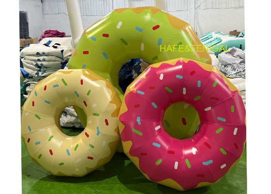 Des ballons gonflables personnalisés pour le lancement d'une boutique de desserts ou le marketing expérientiel