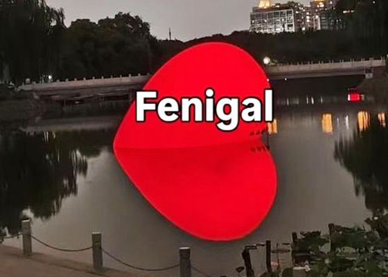Décoration gonflable en forme de demi-cœur de 6 mètres de large, avec lumière blanche flottant sur l'eau