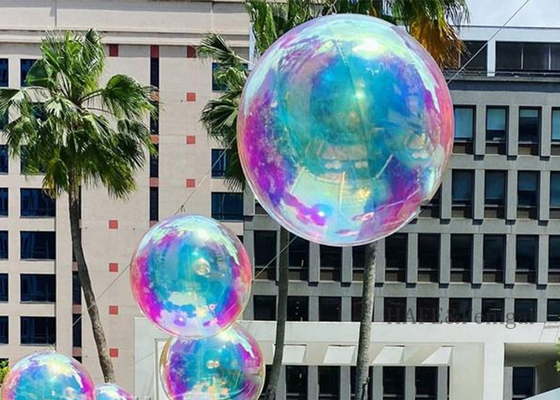 Des ballons miroirs gonflables en PVC colorés peuvent être accrochés