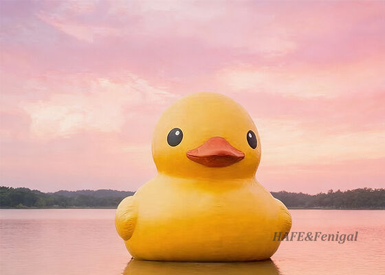 Des canards jaunes gonflables conçus sur mesure sont adaptés aux parcs extérieurs et peuvent être utilisés sur l'eau