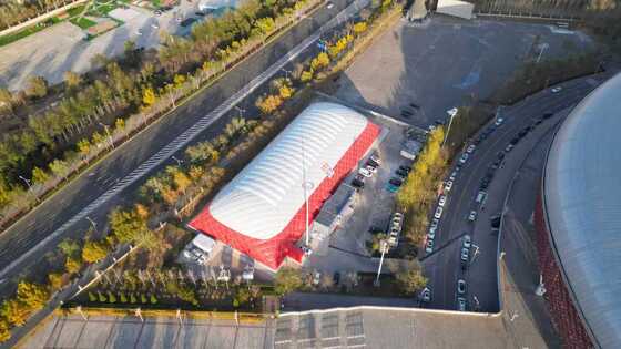 Bâtiment à membrane autoportante AirBrother 30×50m – Solution de dôme modulaire de 1 500 m²