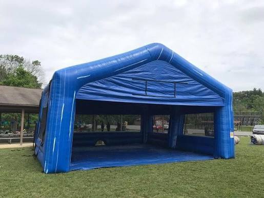 Tente pneumatique portable avec un abri spacieux et confortable et un ventilateur intégré à gonflement continu pour les événements en plein air